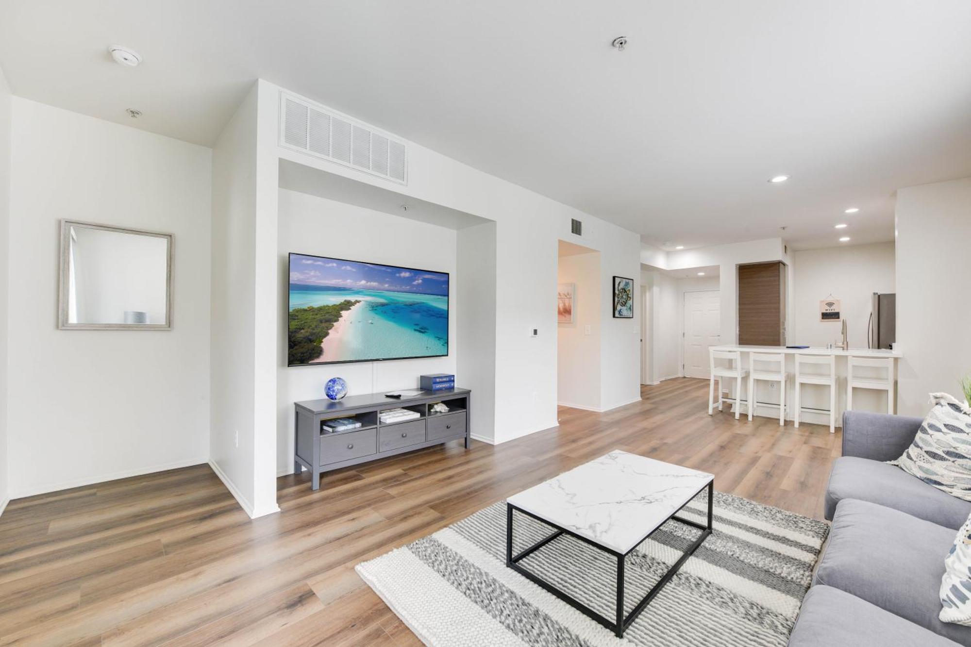 The Electric Blue Abode, Oceanside Appartement