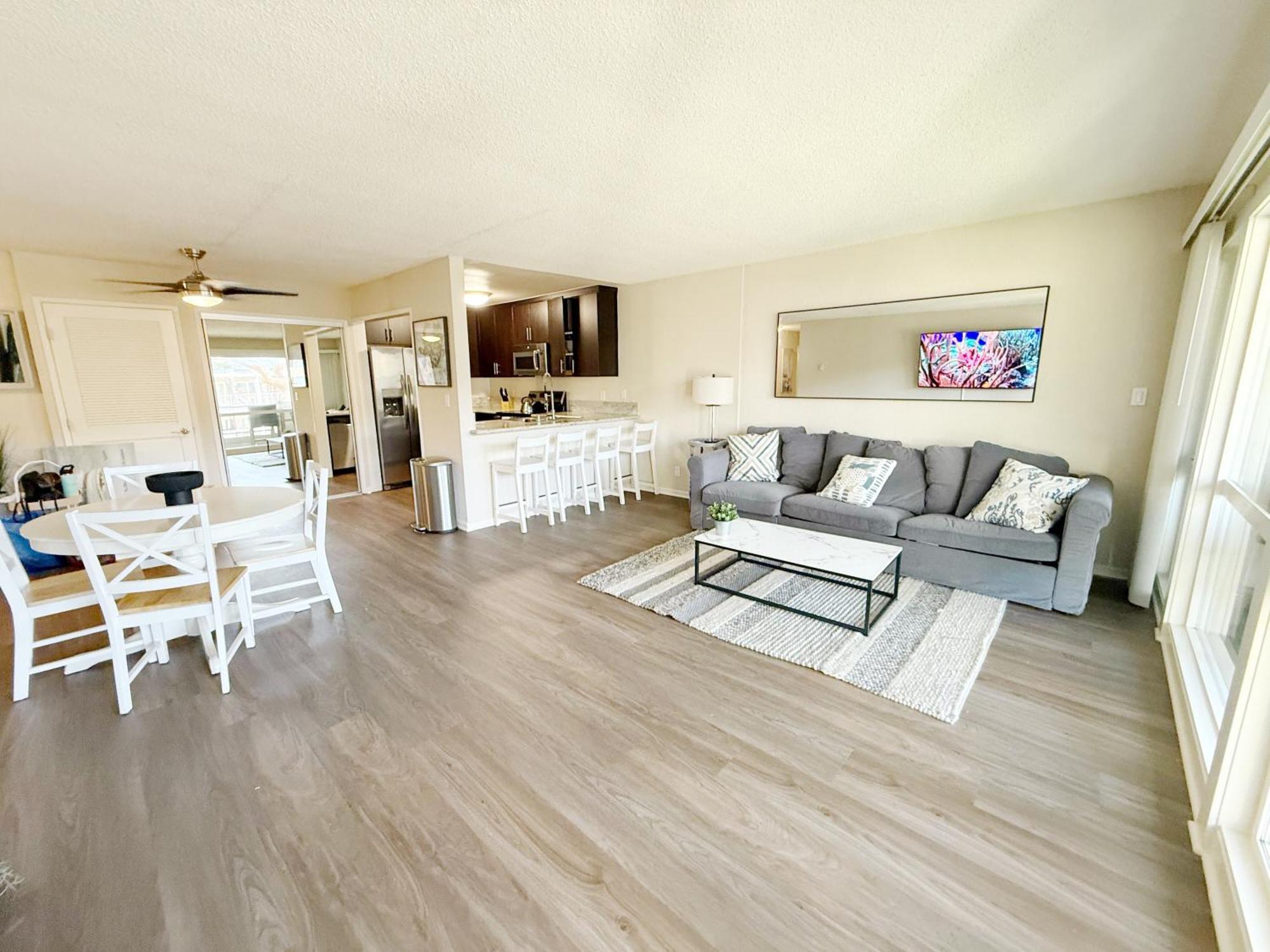 The Electric Blue Abode, Oceanside Appartement