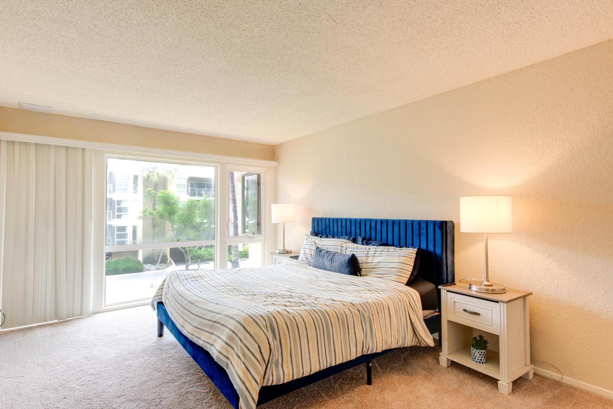 The Electric Blue Abode, Oceanside Appartement *